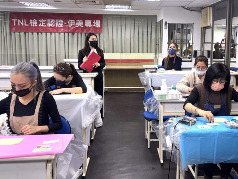 TNL 微刺青檢定考場，考生在桌前於仿真皮上操作