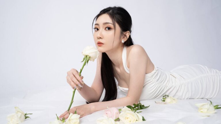 白紗新娘手持白玫瑰的新秘造型作品