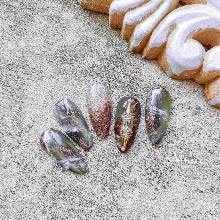 銀色金屬感的凝膠美甲甲片作品